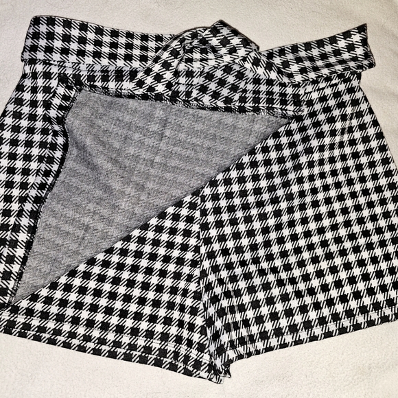 NWT Forever 21 black/white tie plaid sz L Skort, never worn in perfect condition - Picture 3 of 4